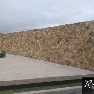 Revestimento muro de Pedra Madeira Tradicional Amarelada em Caco Rachada