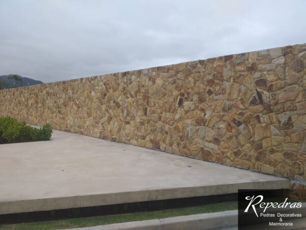 Revestimento muro de Pedra Madeira Tradicional Amarelada em Caco Rachada