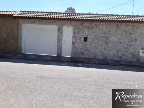 Fachada de casa revestida com pedra madeira branca