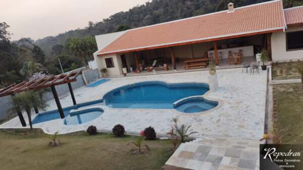 Revestimento area da piscina em pedras guapé