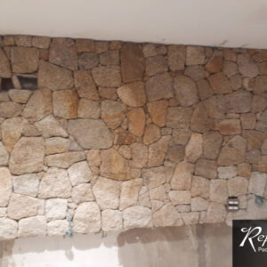Revestimento de pedra moledo em parede