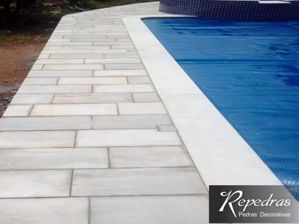 Revestimento de pedras decorativas em piscinas